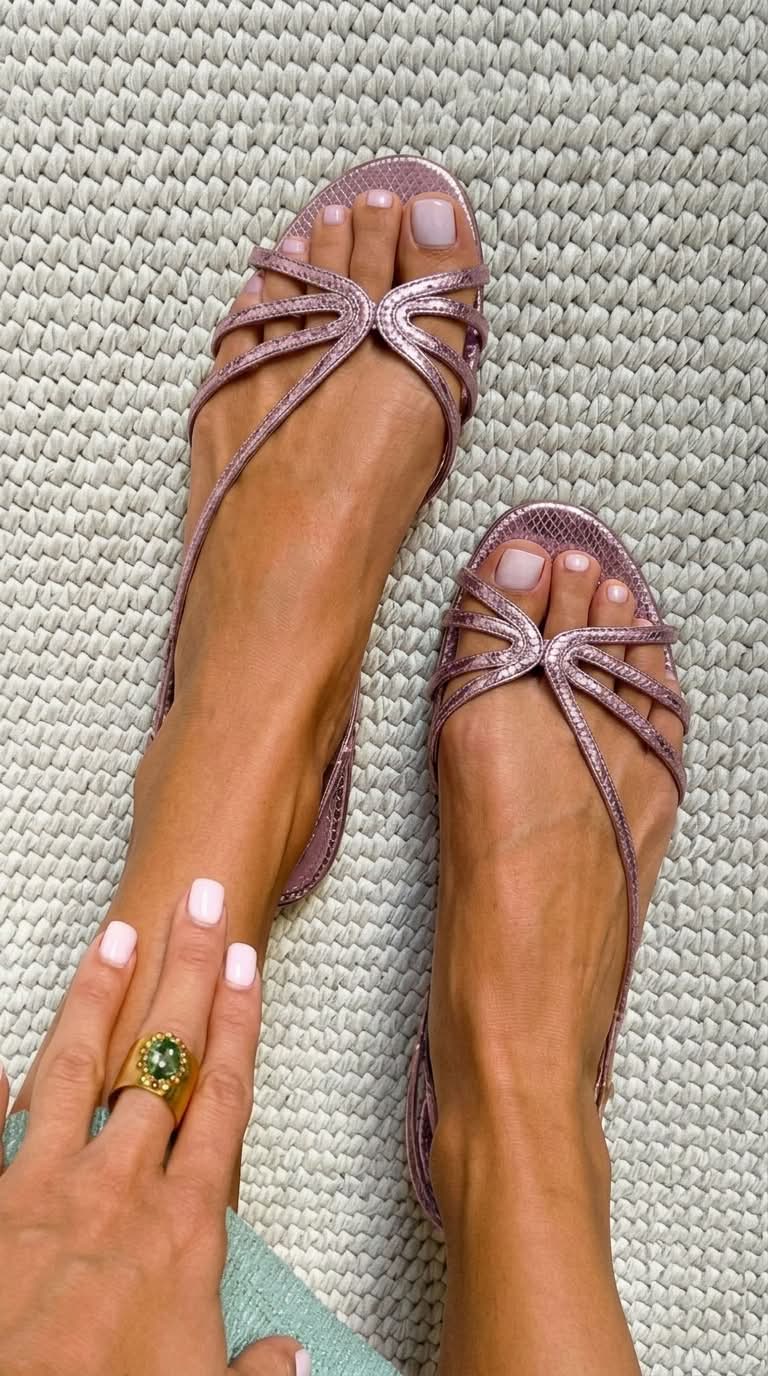Ginebra | Sandalias doradas: elegancia veraniega