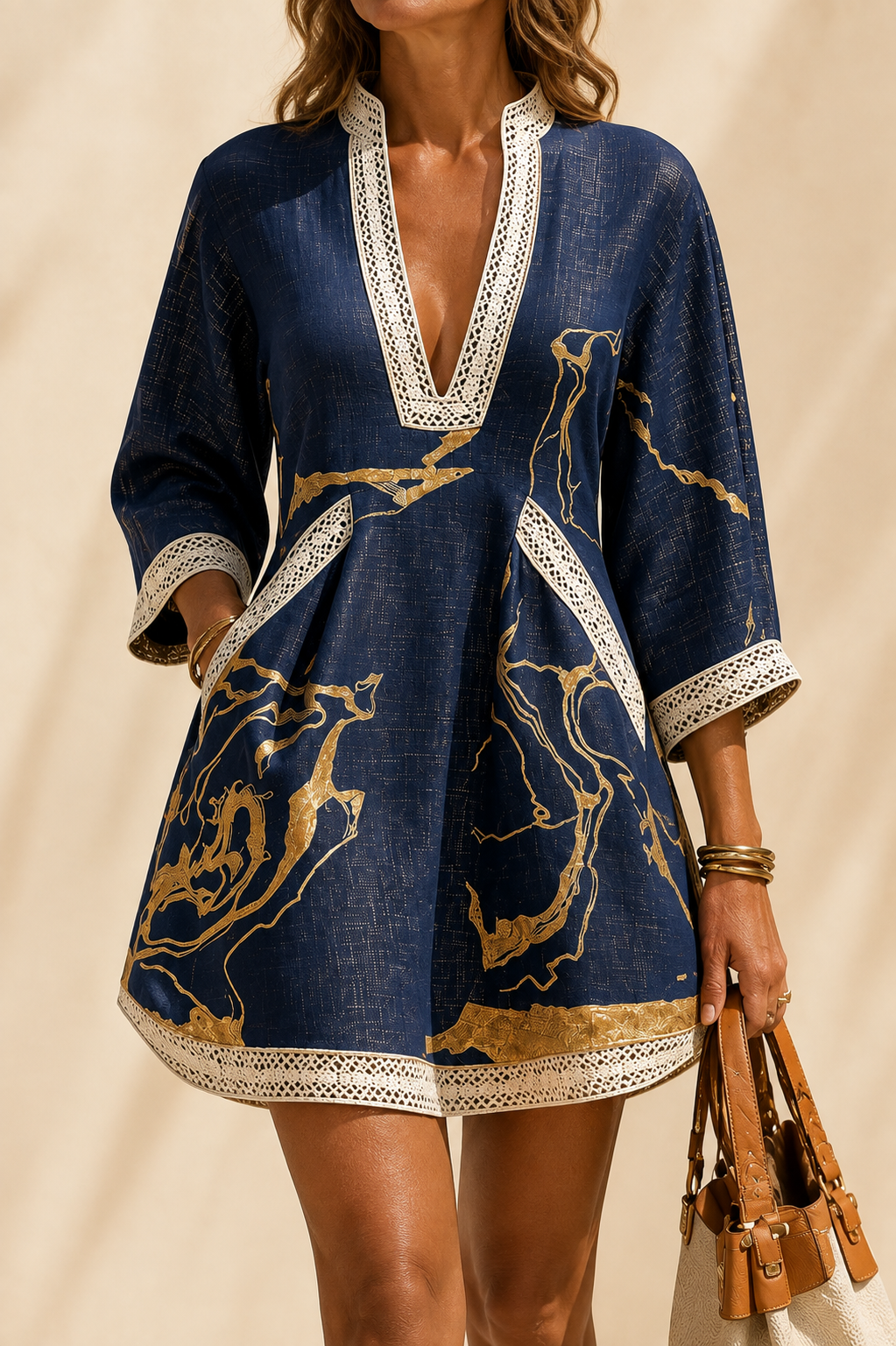 Avelia | Vestido mini de encaje de ganchillo azul marino con motivos dorados y escote en V