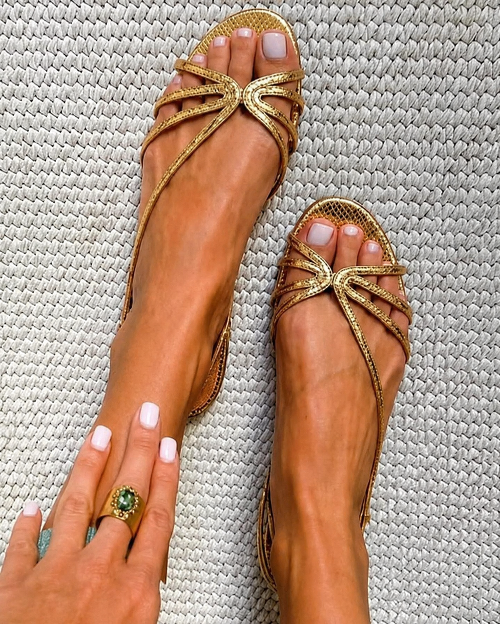 Ginebra | Sandalias doradas: elegancia veraniega