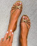 Ginebra | Sandalias doradas: elegancia veraniega