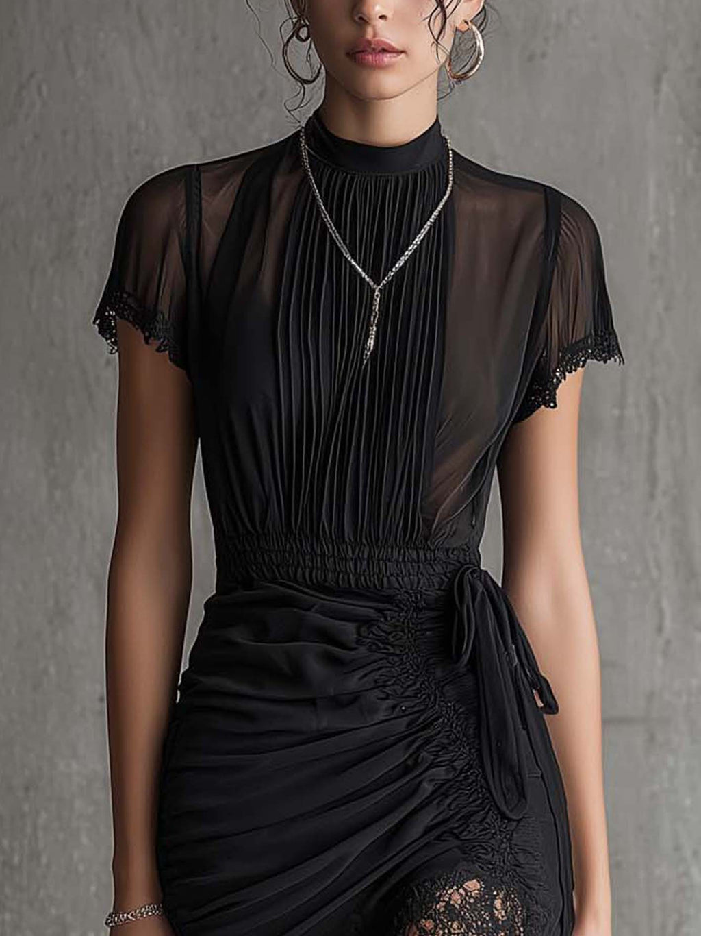 Vestido mini de gasa negra con cintura plisada y ribete de encaje