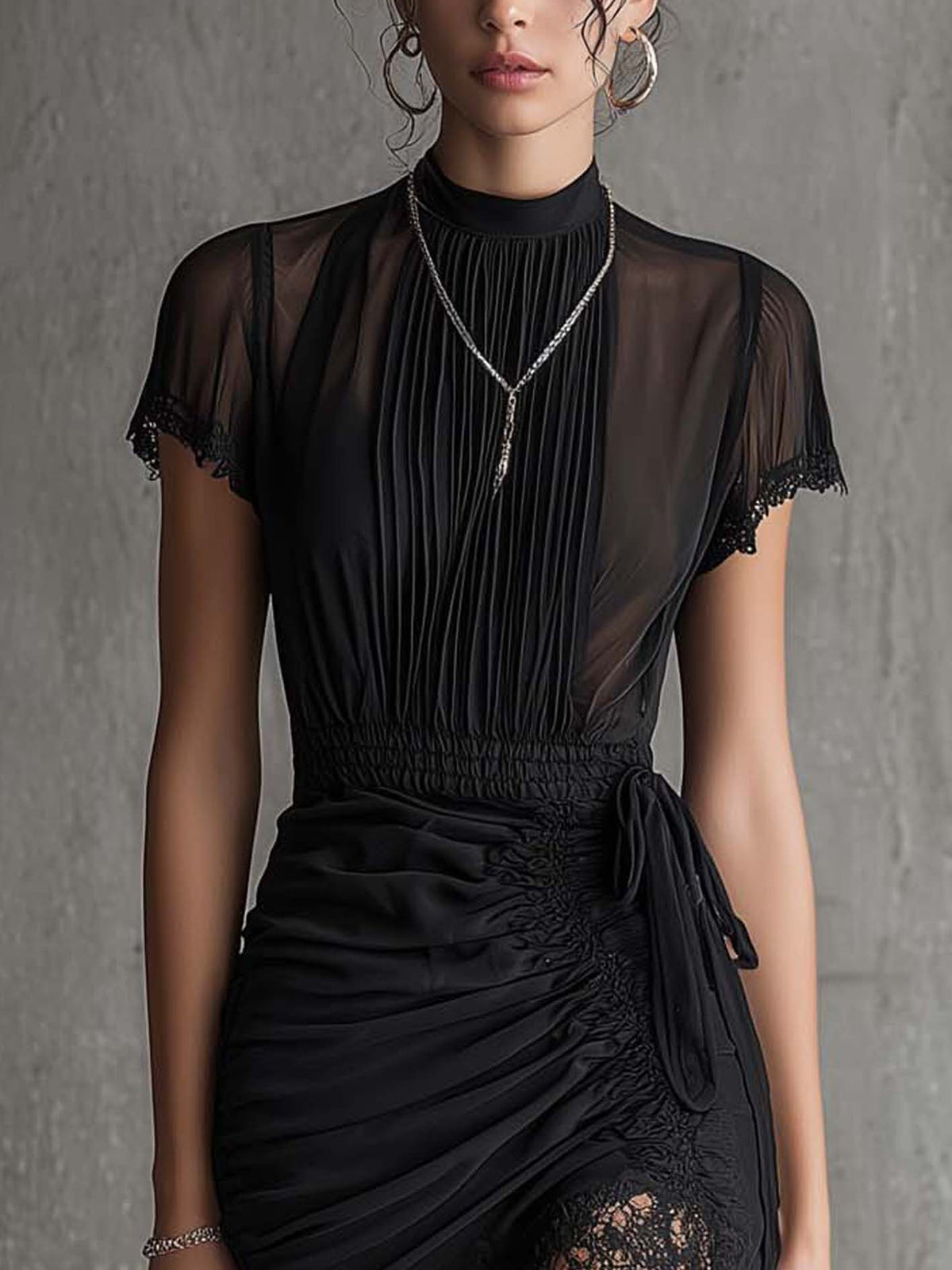 Vestido mini de gasa negra con cintura plisada y ribete de encaje
