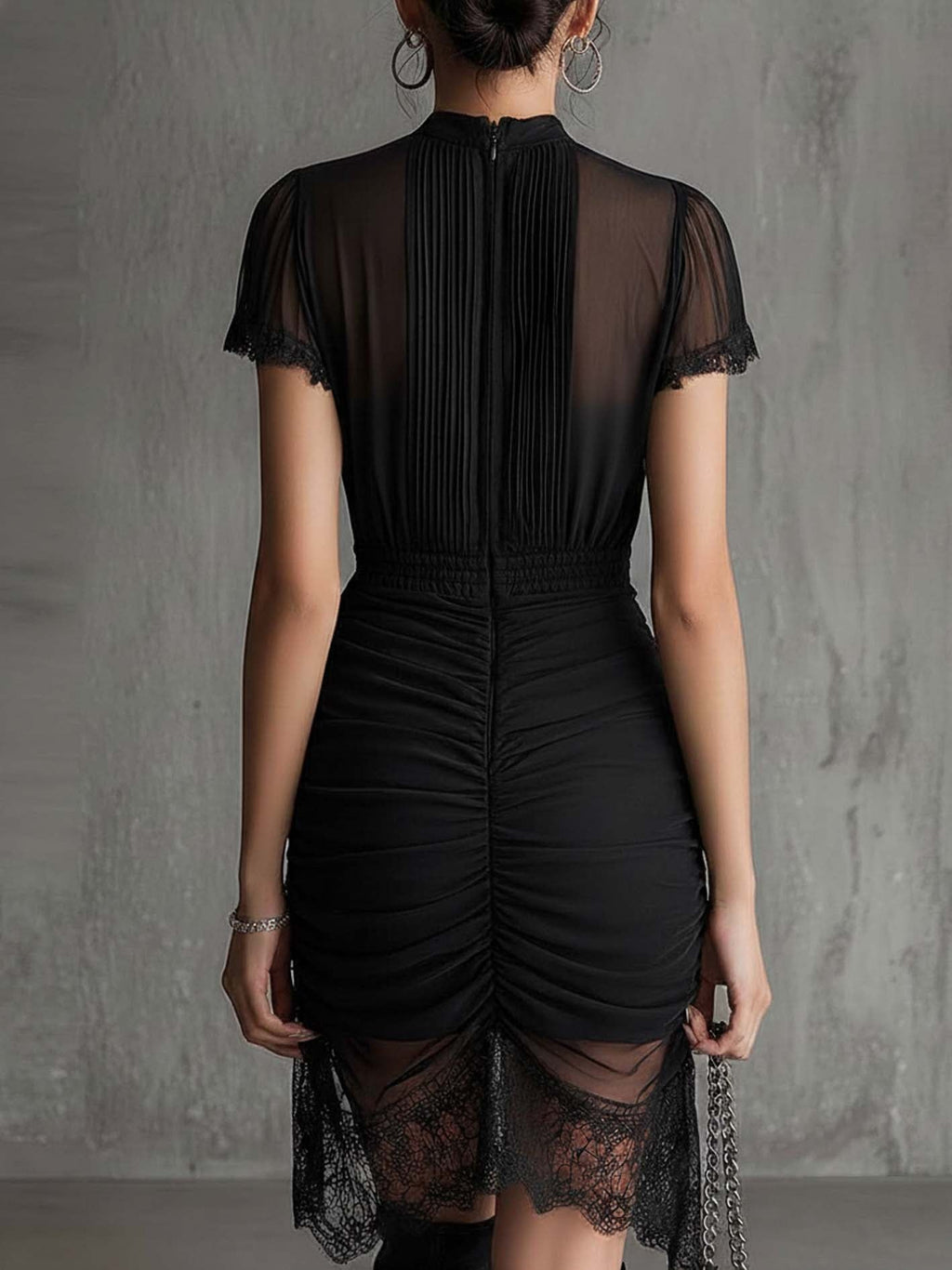 Vestido mini de gasa negra con cintura plisada y ribete de encaje