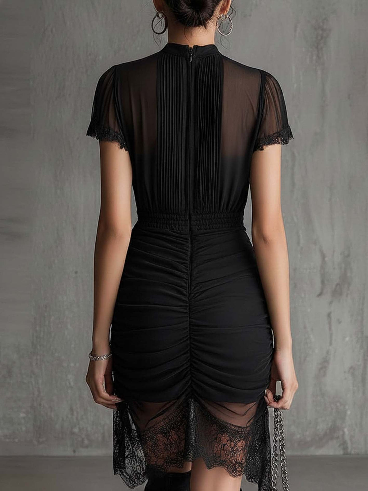 Vestido mini de gasa negra con cintura plisada y ribete de encaje