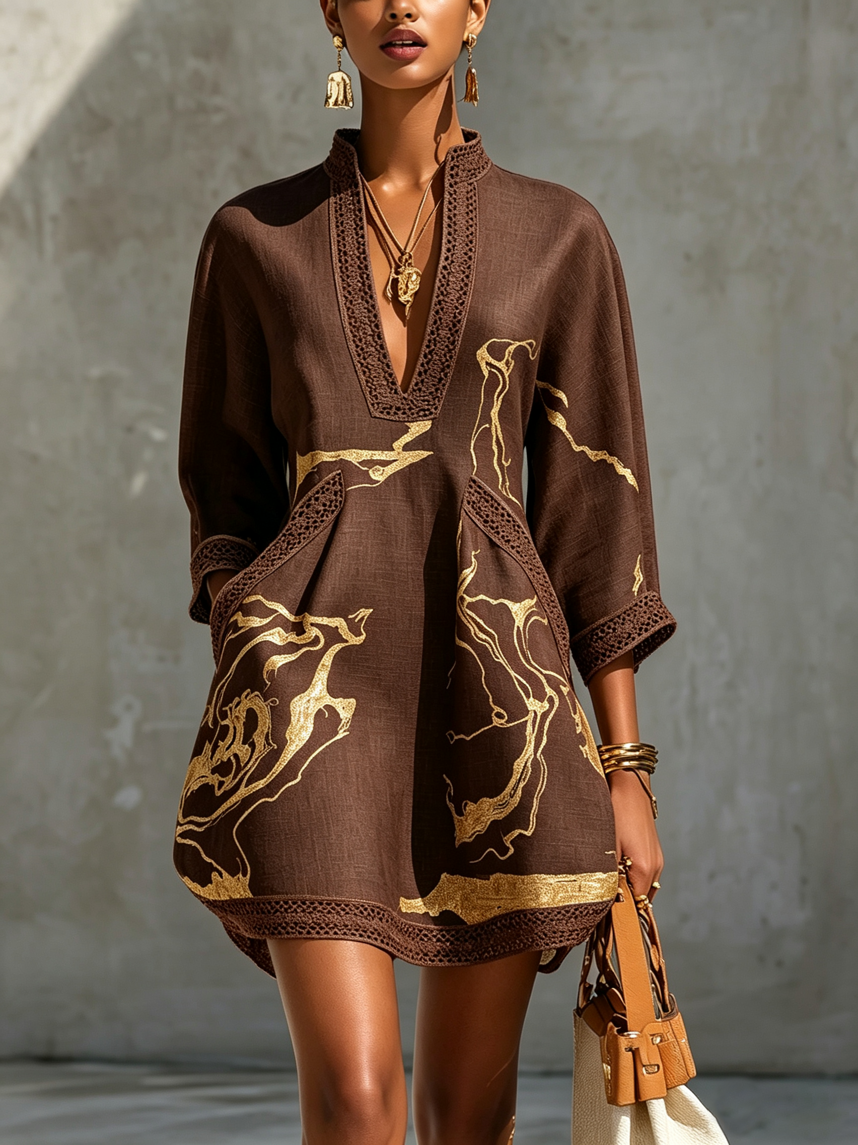 Vestido mini de encaje de ganchillo con escote en V, negro y dorado estampado