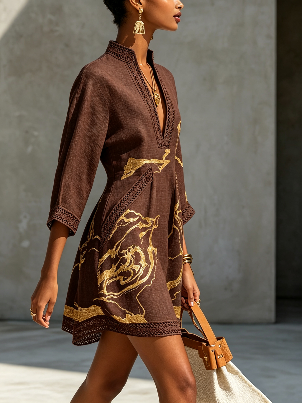 Vestido mini de encaje de ganchillo con escote en V, negro y dorado estampado