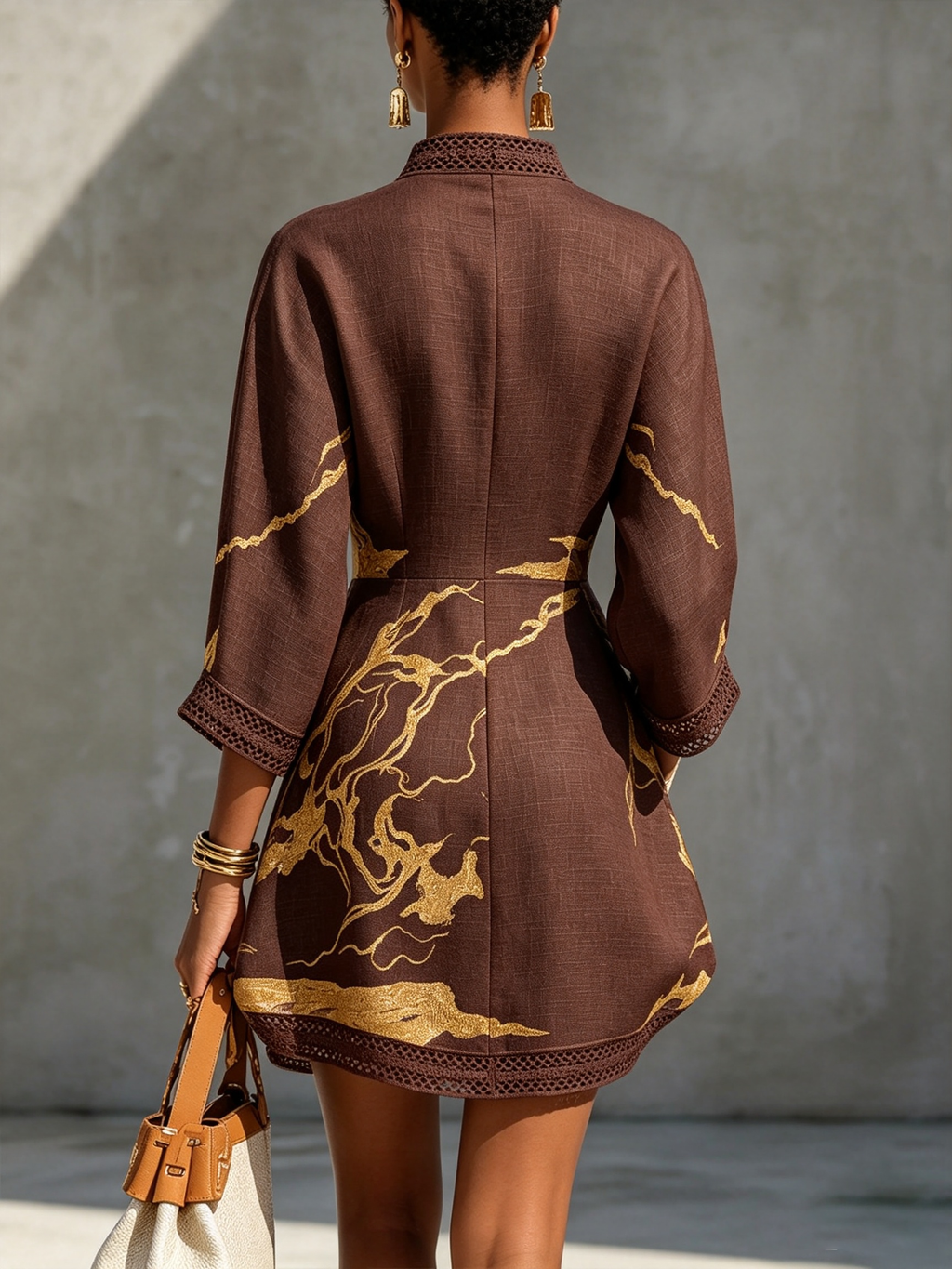 Vestido mini de encaje de ganchillo con escote en V, negro y dorado estampado