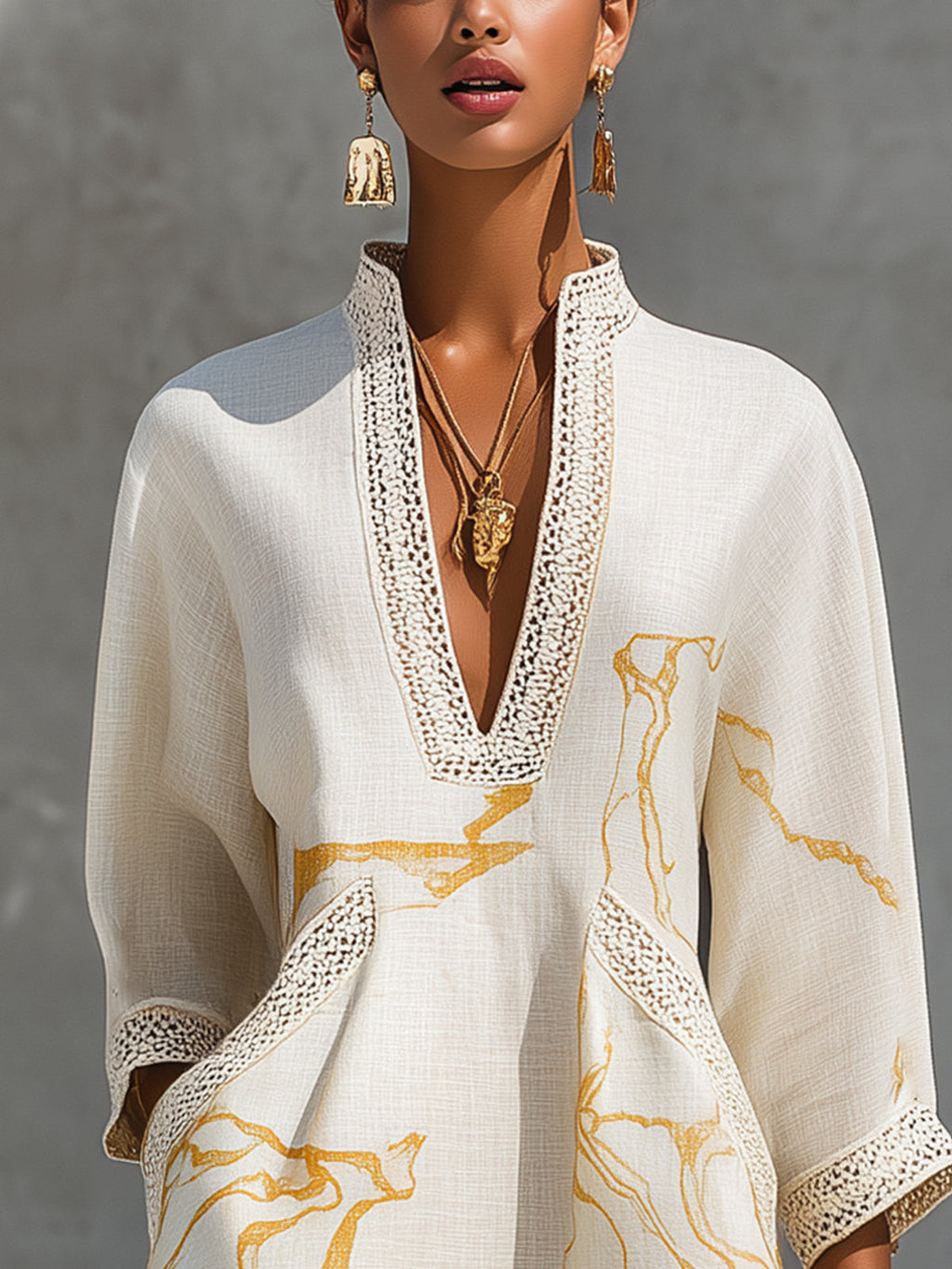Vestido mini de encaje de ganchillo con estampado dorado y marfil en forma de V