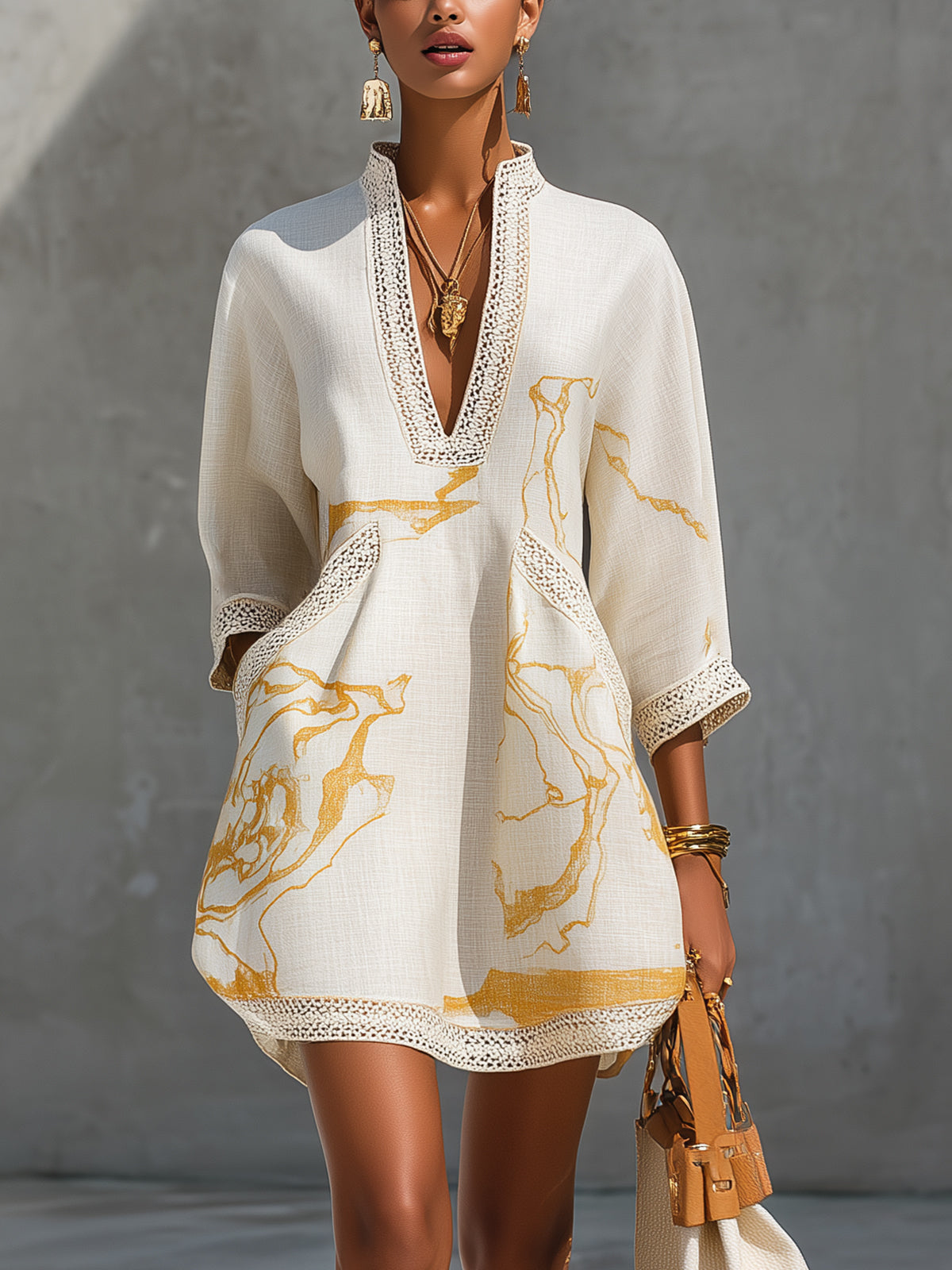 Vestido mini de encaje de ganchillo con escote en V, negro y dorado estampado