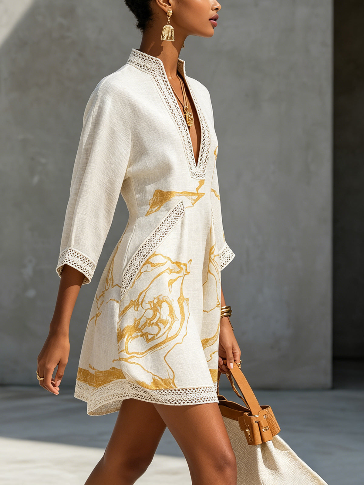 Vestido mini de encaje de ganchillo con estampado dorado y marfil en forma de V