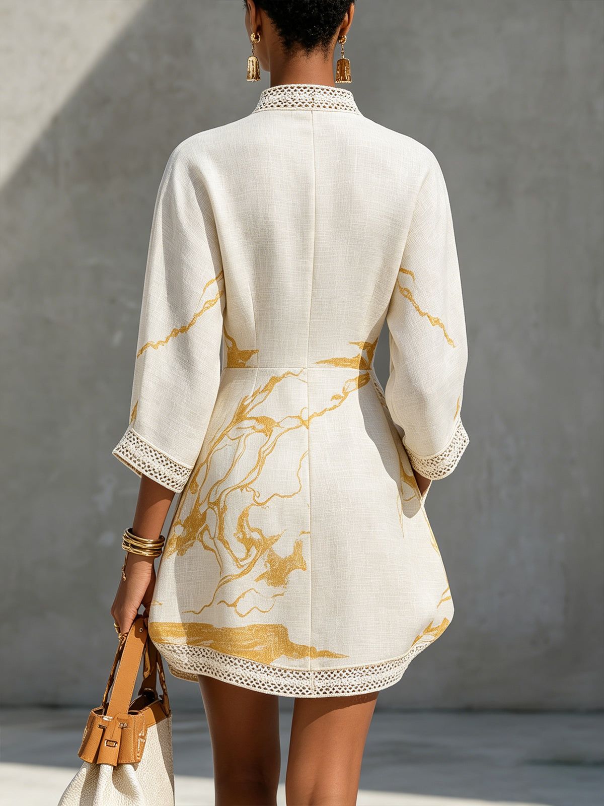Vestido mini de encaje de ganchillo con estampado dorado y marfil en forma de V