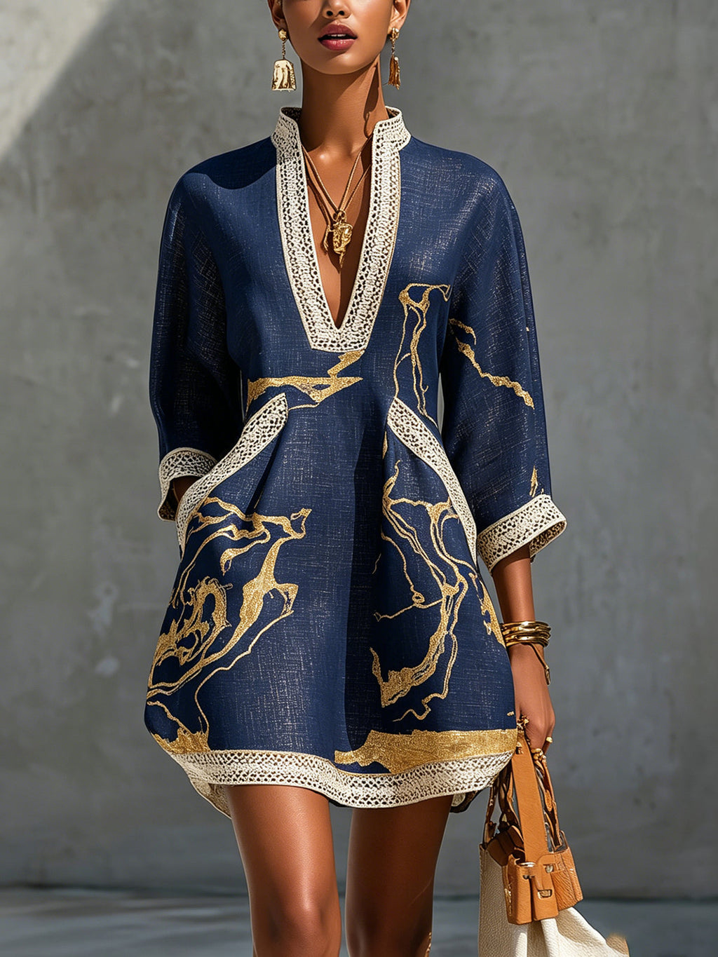Avelia | Vestido mini de encaje de ganchillo azul marino con motivos dorados y escote en V