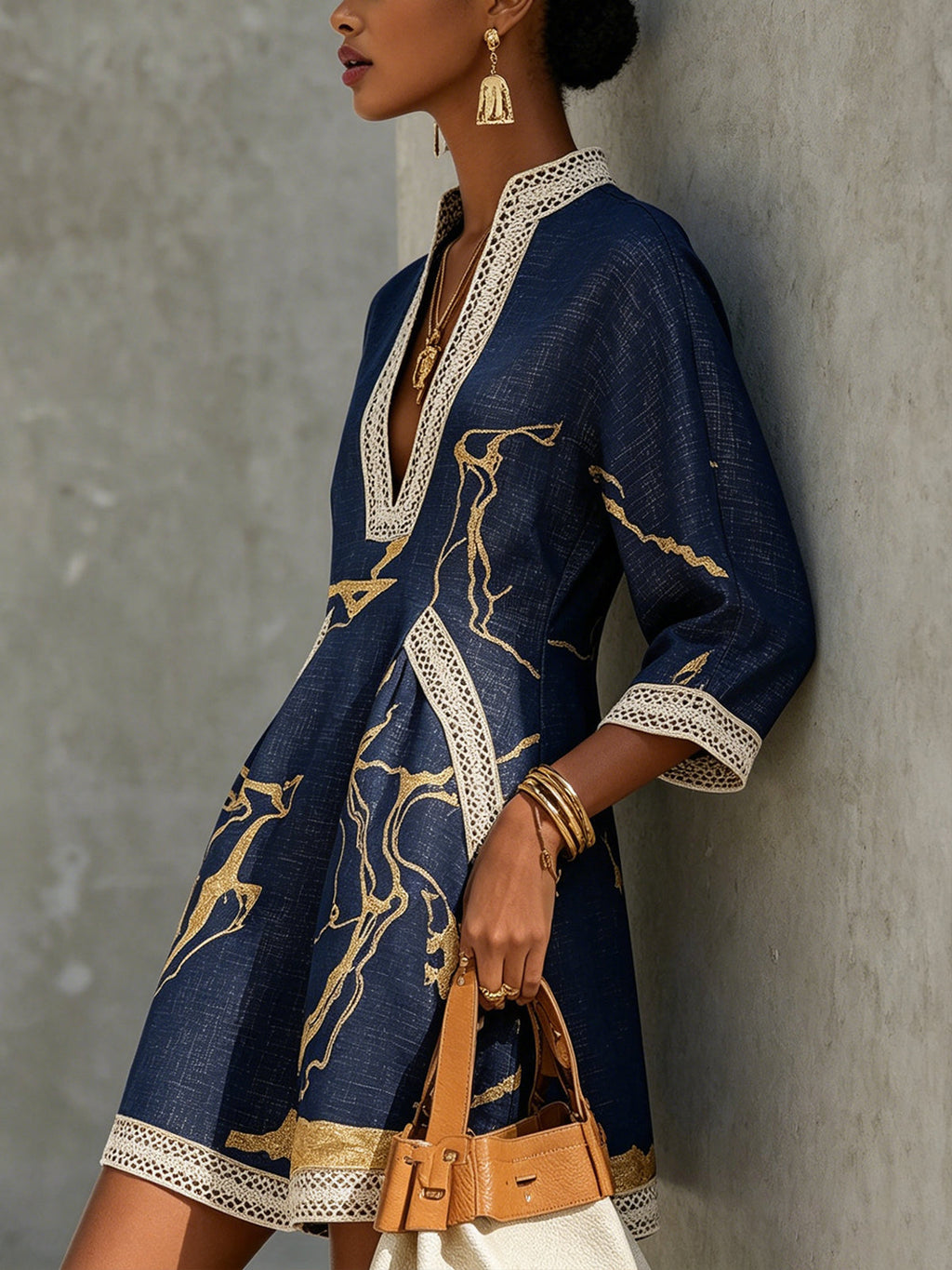 Vestido mini de encaje de ganchillo con escote en V, negro y dorado estampado