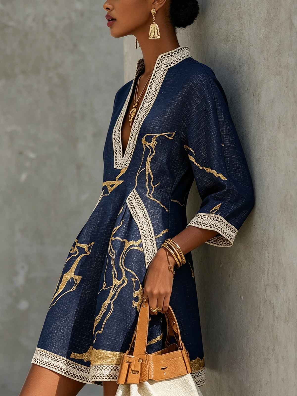 Avelia | Vestido mini de encaje de ganchillo azul marino con motivos dorados y escote en V
