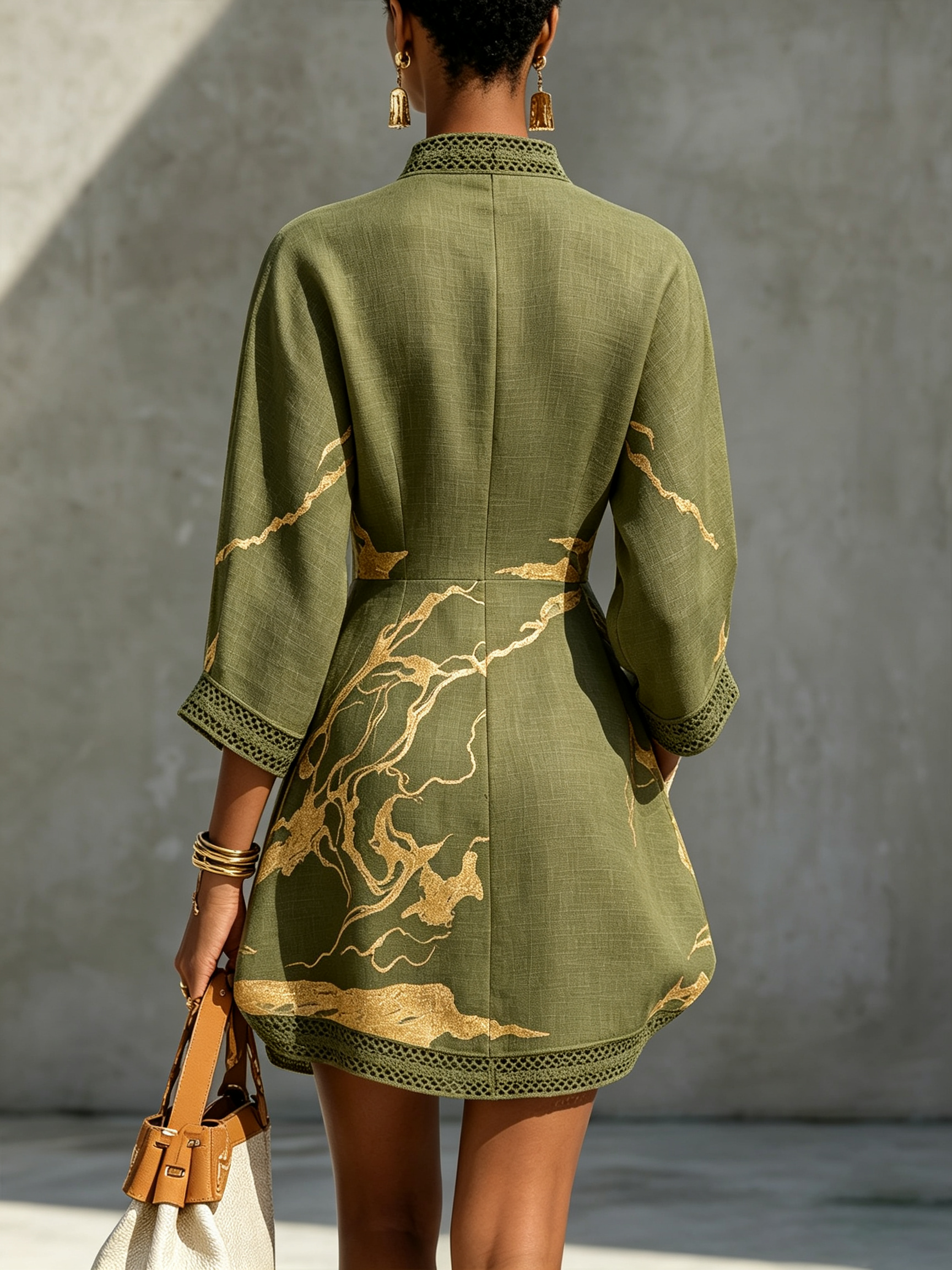 Vestido mini de encaje de ganchillo con escote en V, negro y dorado estampado