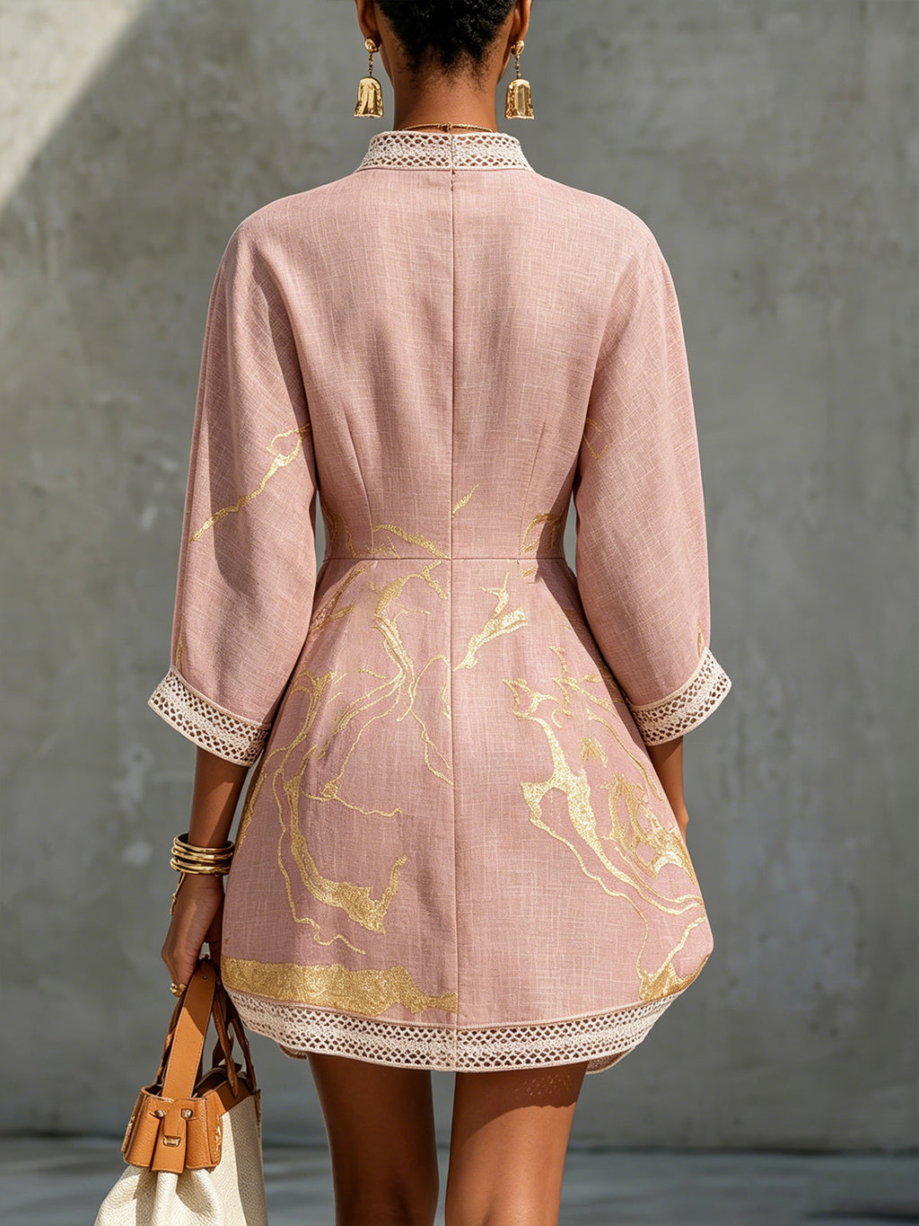 Vestido mini de encaje de ganchillo con escote en V, negro y dorado estampado