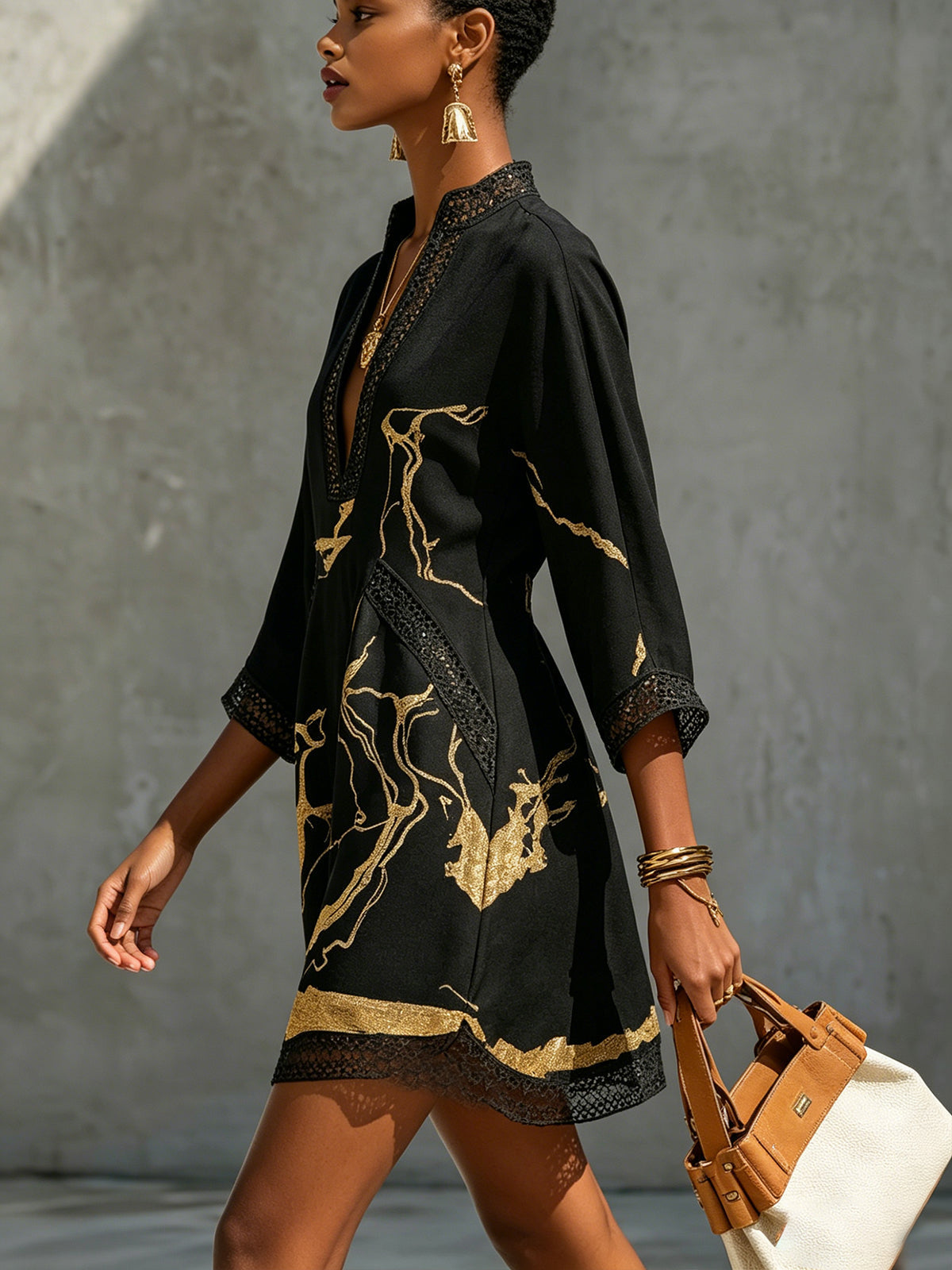 Vestido mini de encaje de ganchillo con escote en V, negro y dorado estampado