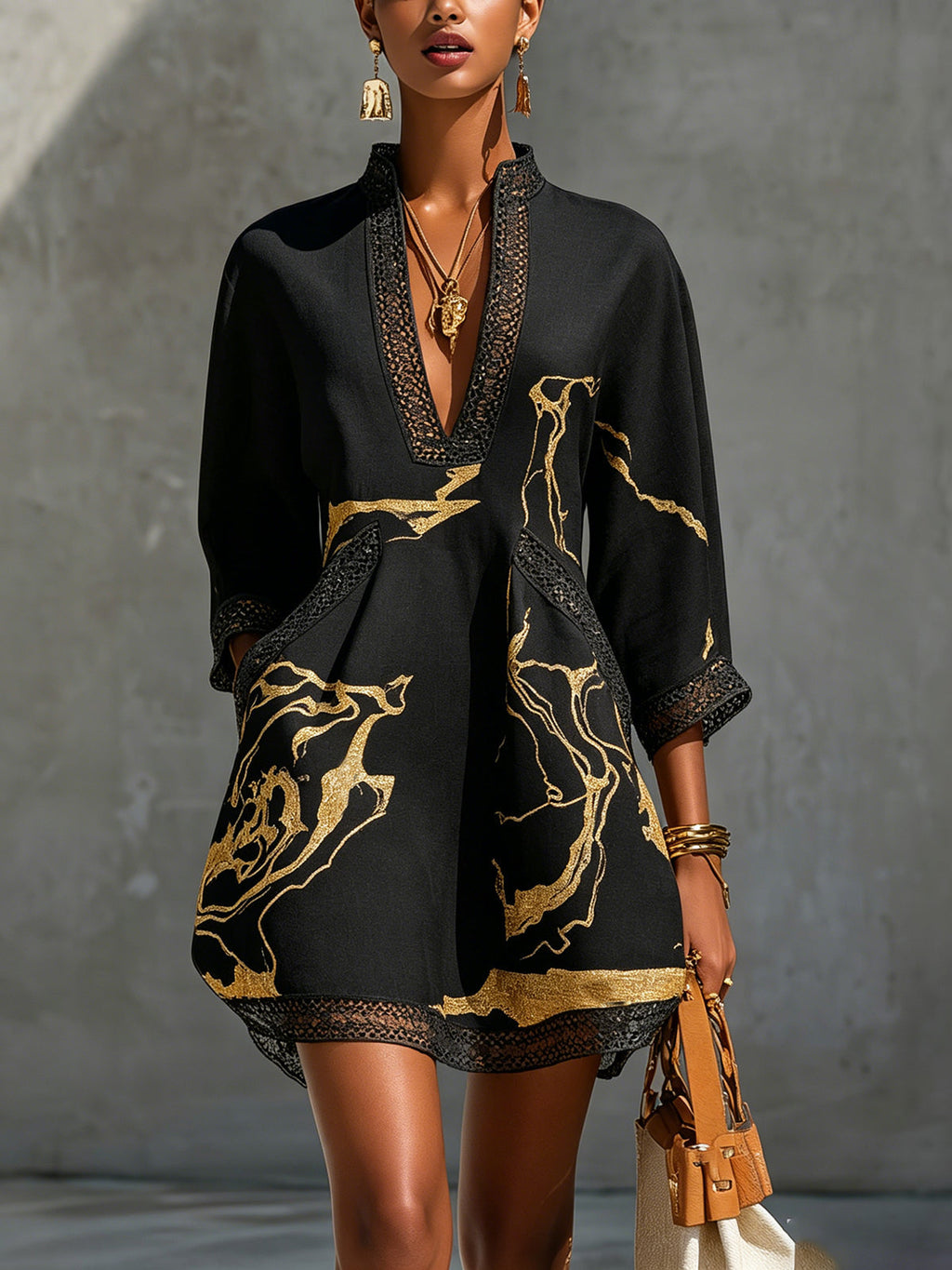 Vestido mini de encaje de ganchillo con escote en V, negro y dorado estampado
