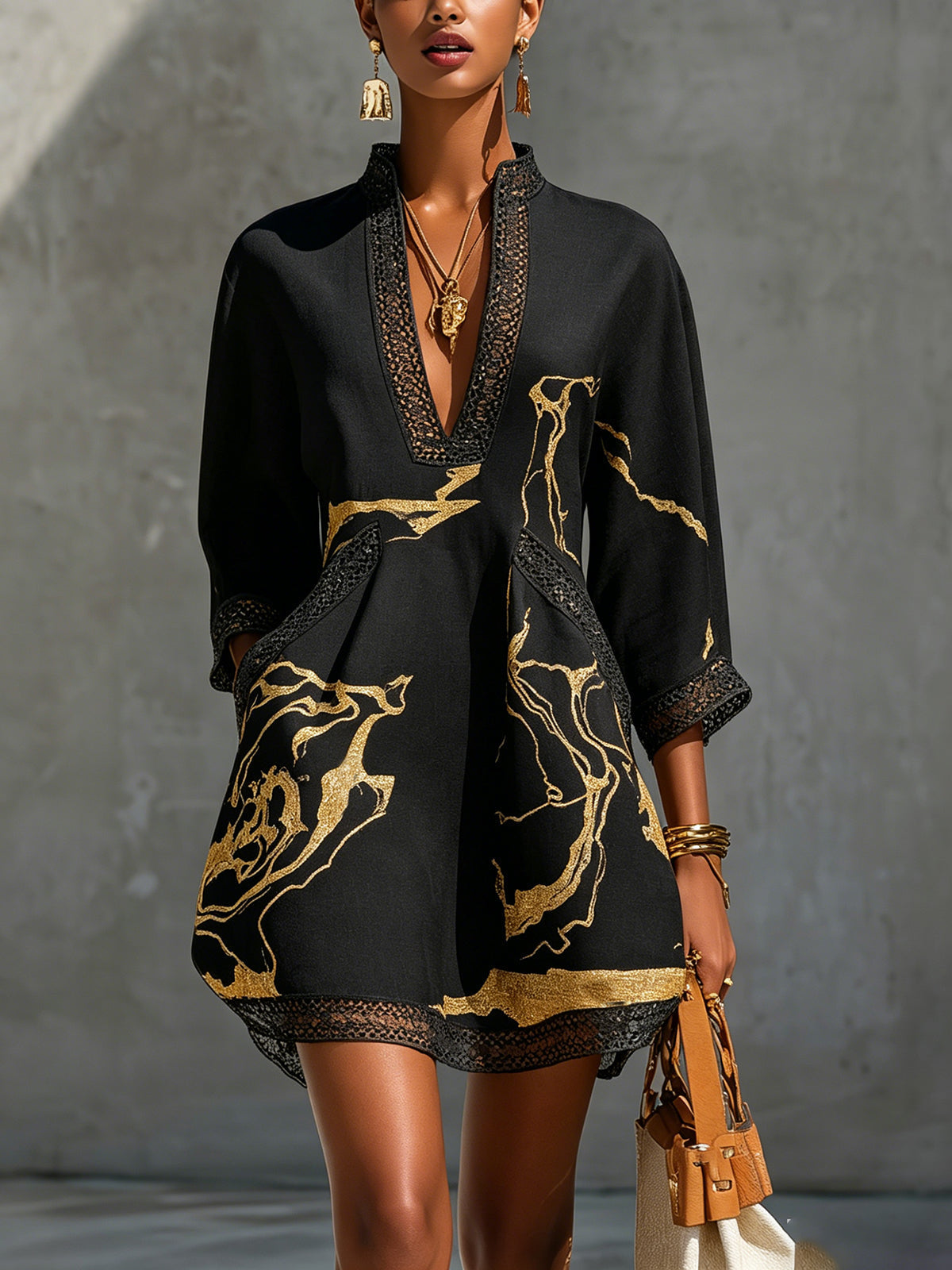 Vestido mini de encaje de ganchillo con escote en V, negro y dorado estampado