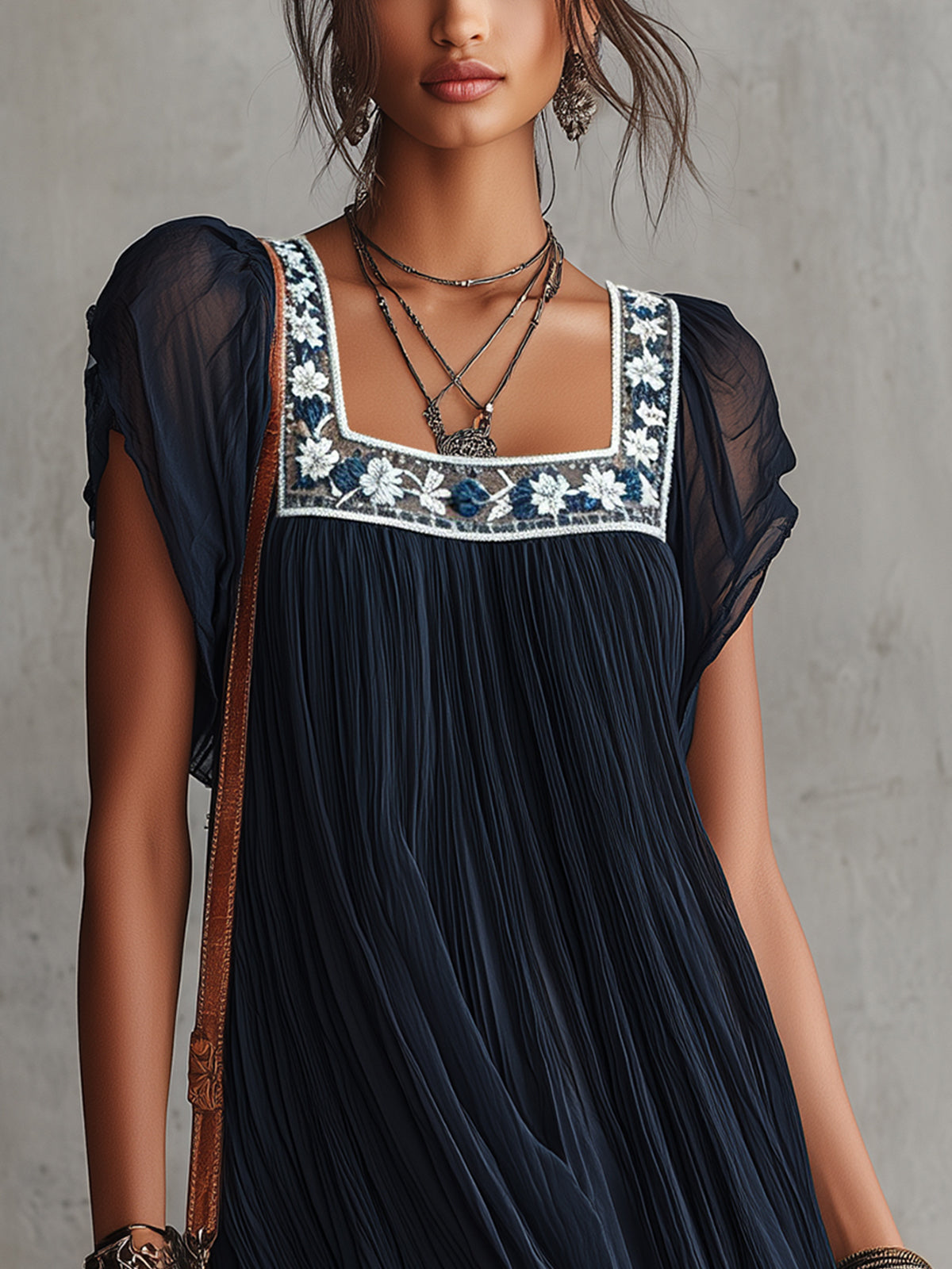Apolline | Vestido mini plisado de muselina bordada con flores azul marino