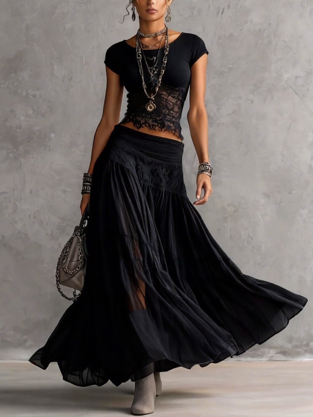 Top de encaje negro transparente y falda maxi plisada